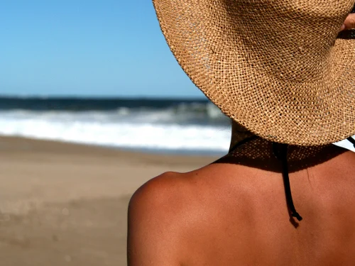 Peau bronzée sous lumière chaude — California Sun